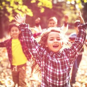 Spielende Kinder im Garten der Kita famur