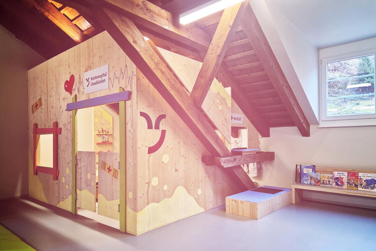 Kita famur - KSGR Zimmer Ein Foto der Aussenansicht des Kantonsspital-Erlebnisraums der Kita famur.